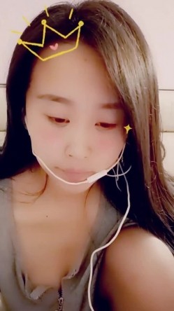 最美哺乳期宝妈【哺乳期】为了生活下海~直播挤乳汁!湿哒哒，小少妇颇有几分姿色 截图6