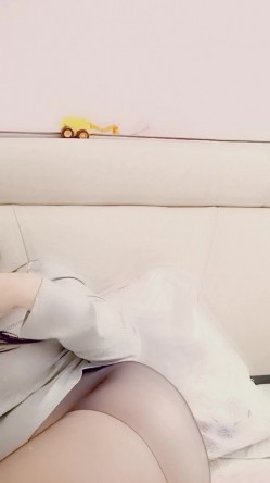 最美哺乳期宝妈【哺乳期】为了生活下海~直播挤乳汁!湿哒哒，小少妇颇有几分姿色 截图7