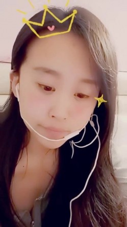 最美哺乳期宝妈【哺乳期】为了生活下海~直播挤乳汁!湿哒哒，小少妇颇有几分姿色 截图8