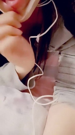 最美哺乳期宝妈【哺乳期】为了生活下海~直播挤乳汁!湿哒哒，小少妇颇有几分姿色 截图12