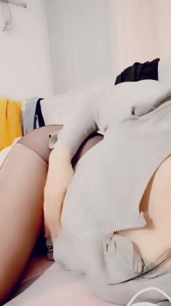 最美哺乳期宝妈【哺乳期】为了生活下海~直播挤乳汁!湿哒哒，小少妇颇有几分姿色 截图13