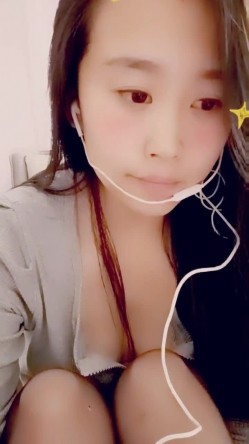 最美哺乳期宝妈【哺乳期】为了生活下海~直播挤乳汁!湿哒哒，小少妇颇有几分姿色 截图15
