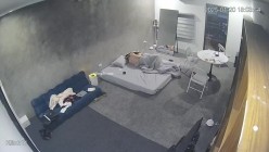 黑客破解家庭网络摄像头偷拍住毛坯房的年轻情侣疯狂做爱有时一天做爱几次 截图13