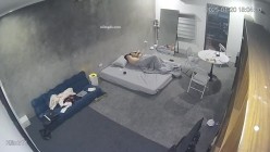 黑客破解家庭网络摄像头偷拍住毛坯房的年轻情侣疯狂做爱有时一天做爱几次 截图14