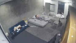 黑客破解家庭网络摄像头偷拍住毛坯房的年轻情侣疯狂做爱有时一天做爱几次 截图15