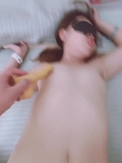 对话粗口淫荡，鬼哭神嚎尖叫不停，很能叫的淫荡母狗肥臀眼镜御姐YH2168私拍，绿帽癖男友找坚挺变态男3P爆肏 截图6