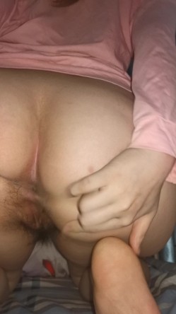 牛逼PUA大神私养的《大二母狗》在宿舍里调教她扩肛玩屁眼，室友在也一样玩 截图1