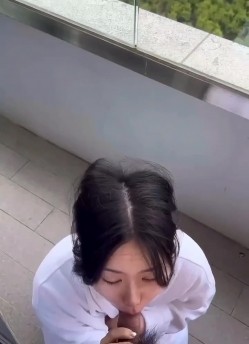 极品反差婊 与极品美人在楼道野战，比耶吃鸡，实在是太清纯太骚了，口爆吞精，刺激非凡 截图1