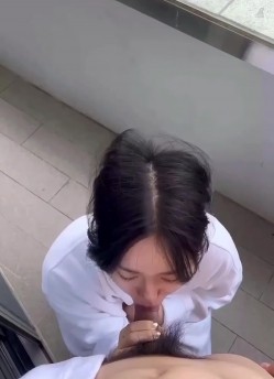 极品反差婊 与极品美人在楼道野战，比耶吃鸡，实在是太清纯太骚了，口爆吞精，刺激非凡 截图2