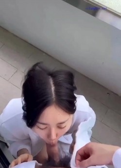 极品反差婊 与极品美人在楼道野战，比耶吃鸡，实在是太清纯太骚了，口爆吞精，刺激非凡 截图4