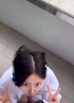 极品反差婊 与极品美人在楼道野战，比耶吃鸡，实在是太清纯太骚了，口爆吞精，刺激非凡 截图5