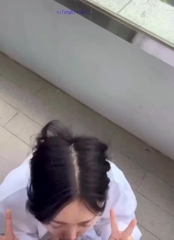 极品反差婊 与极品美人在楼道野战，比耶吃鸡，实在是太清纯太骚了，口爆吞精，刺激非凡 截图6