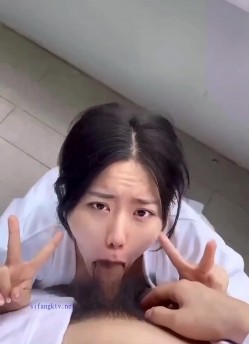 极品反差婊 与极品美人在楼道野战，比耶吃鸡，实在是太清纯太骚了，口爆吞精，刺激非凡 截图13