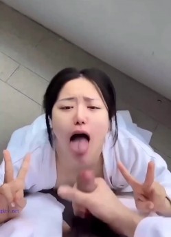 极品反差婊 与极品美人在楼道野战，比耶吃鸡，实在是太清纯太骚了，口爆吞精，刺激非凡 截图14
