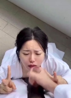 极品反差婊 与极品美人在楼道野战，比耶吃鸡，实在是太清纯太骚了，口爆吞精，刺激非凡 截图15