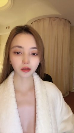顶级名媛，【糖糖喜欢吃糖】，模特极品的外围，奶子质量相当高，又白又大又粉，太赞了。 截图1