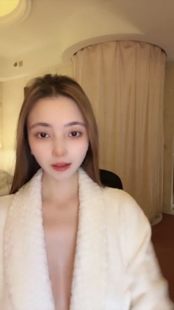 顶级名媛，【糖糖喜欢吃糖】，模特极品的外围，奶子质量相当高，又白又大又粉，太赞了。 截图2