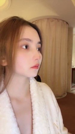 顶级名媛，【糖糖喜欢吃糖】，模特极品的外围，奶子质量相当高，又白又大又粉，太赞了。 截图6