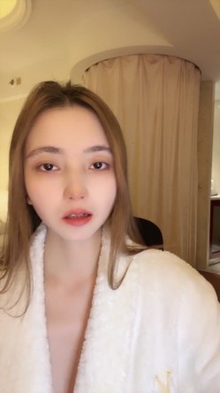 顶级名媛，【糖糖喜欢吃糖】，模特极品的外围，奶子质量相当高，又白又大又粉，太赞了。 截图8