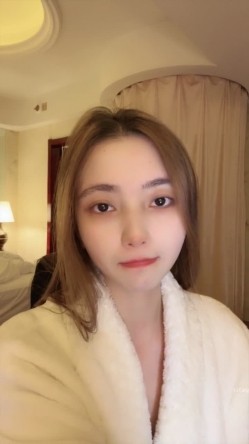 顶级名媛，【糖糖喜欢吃糖】，模特极品的外围，奶子质量相当高，又白又大又粉，太赞了。 截图14