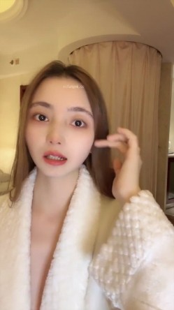 顶级名媛，【糖糖喜欢吃糖】，模特极品的外围，奶子质量相当高，又白又大又粉，太赞了。 截图15
