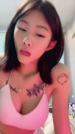 女奴母狗训练工作室【贝特Better】极品粉穴女模电竞椅捆绑炮机强制高潮 截图2