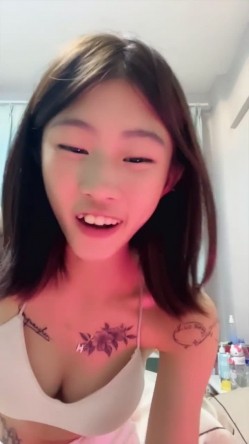女奴母狗训练工作室【贝特Better】极品粉穴女模电竞椅捆绑炮机强制高潮 截图3