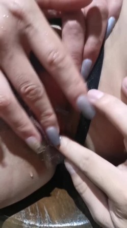 会瑜伽的女人，就是比较知性，一字马向上噼起，被男人肆意挑逗乳房，受不鸟自己掰开内裤自慰了，叫声好骚！ 截图16