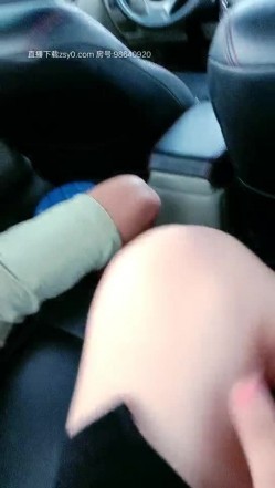 小情侣想去山上打野战 可惜半路车坏了 美乳小骚货欲火难忍不住玩车震干起来 太刺激淫水白浆直流 耐高清源码录制 截图11