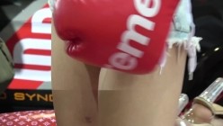 广州车展色魔摄影师各种刁钻角度偷拍 众多车模小姐姐各种不经意间的走光 截图14