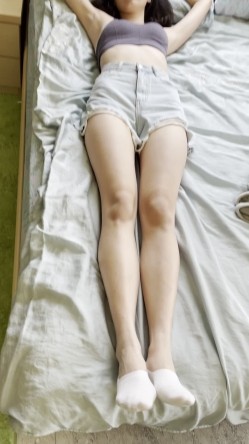 《重磅 模特私拍 泄密》学院派系列 极品长腿清纯大学生美眉私拍~换衣服时被偸拍~摄影师加钱对着美腿撸一发 截图8