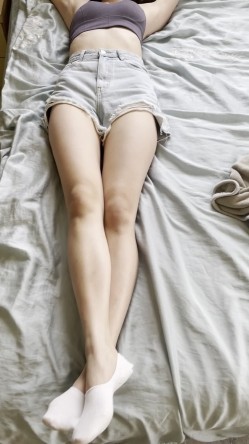 《重磅 模特私拍 泄密》学院派系列 极品长腿清纯大学生美眉私拍~换衣服时被偸拍~摄影师加钱对着美腿撸一发 截图13