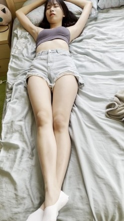 《重磅 模特私拍 泄密》学院派系列 极品长腿清纯大学生美眉私拍~换衣服时被偸拍~摄影师加钱对着美腿撸一发 截图14