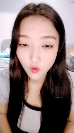 新人，甜美安徽小美女，第一炮就这么不同凡响，【可爱的小妮妮】，男友约个单男来3P，刮毛白虎粉穴遭了殃 截图1