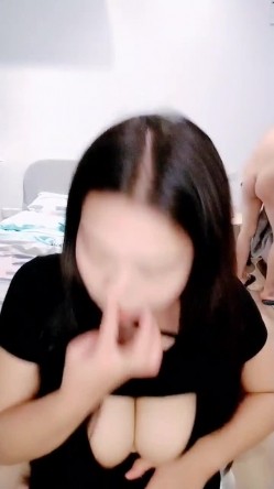 新人，甜美安徽小美女，第一炮就这么不同凡响，【可爱的小妮妮】，男友约个单男来3P，刮毛白虎粉穴遭了殃 截图2