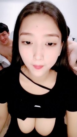 新人，甜美安徽小美女，第一炮就这么不同凡响，【可爱的小妮妮】，男友约个单男来3P，刮毛白虎粉穴遭了殃 截图3