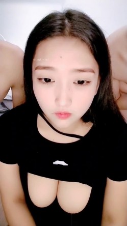 新人，甜美安徽小美女，第一炮就这么不同凡响，【可爱的小妮妮】，男友约个单男来3P，刮毛白虎粉穴遭了殃 截图4
