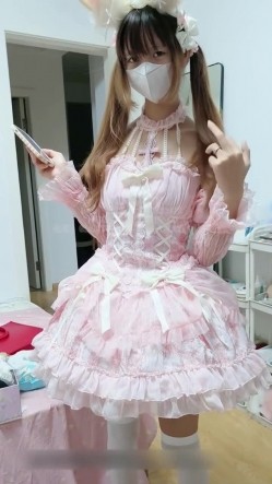 淫欲反差美少女 镜子前后入粉色洛丽塔小可爱 看着自己被操的样子害羞的不要不要的，母狗小可爱极度反差 截图1