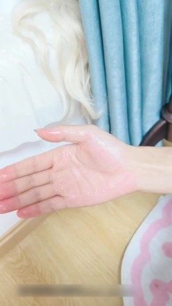 淫欲反差美少女 镜子前后入粉色洛丽塔小可爱 看着自己被操的样子害羞的不要不要的，母狗小可爱极度反差 截图6