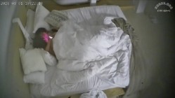 上帝视角 身材好 模样俏 酥胸盈盈一握的小美女 再穿上黑丝 就这个配置 只要男人有机会 都得全力操 截图2