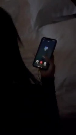 给老公戴绿帽，同时还打电话给他淫荡人妻偷情被老公打电话查岗 强忍住娇喘呻吟不让老公发现 紧张刺激到不行 截图1