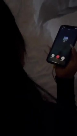 给老公戴绿帽，同时还打电话给他淫荡人妻偷情被老公打电话查岗 强忍住娇喘呻吟不让老公发现 紧张刺激到不行 截图11