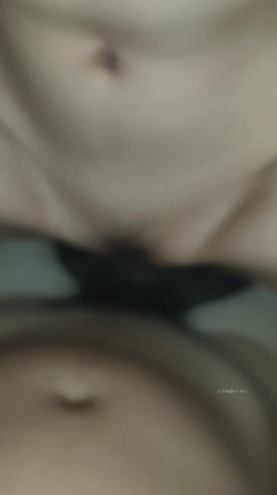 出道即巅峰新人露脸推特顶B王，人瘦奶大小魔女【蒂米】定制私拍，裸舞顶胯，道具紫薇无套啪啪内射 截图6