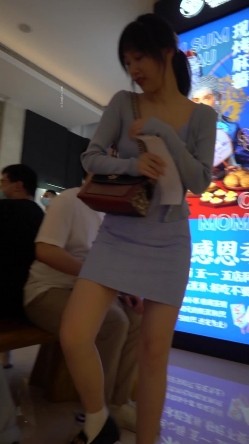 论坛VIP资源大师极限贴身CD超多漂亮小姐姐亮点多多各种骚丁露臀蕾丝骚内COSER美眉直接真空露逼 截图14