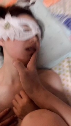 男：你是不是贱狗，说话，说，打你，谁的母狗，自己抓奶子，舌头伸出来，真乖！女：一辈子做你的母狗，你的 截图16
