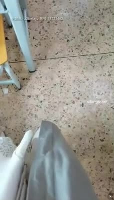 非常风骚的眼镜御姐老师小穴塞跳蛋给学生上课,受不了躲进厕所发骚 截图7
