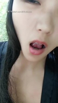 野战正规军，颜值骚货的户外，不过人不草逼，全程露脸人来人往的小道上在三轮大爷的目视下后入抽插，口爆吞精 截图1