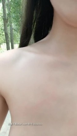 野战正规军，颜值骚货的户外，不过人不草逼，全程露脸人来人往的小道上在三轮大爷的目视下后入抽插，口爆吞精 截图2