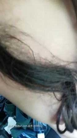 野战正规军，颜值骚货的户外，不过人不草逼，全程露脸人来人往的小道上在三轮大爷的目视下后入抽插，口爆吞精 截图5