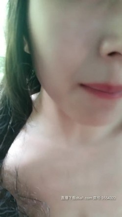 野战正规军，颜值骚货的户外，不过人不草逼，全程露脸人来人往的小道上在三轮大爷的目视下后入抽插，口爆吞精 截图8
